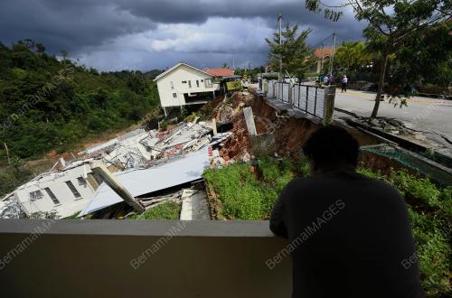 RUMAH RUNTUH