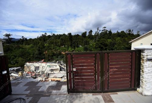 RUMAH RUNTUH