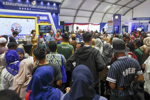 ORANG RAMAI MEMENUHI PROGRAM MADANI RAKYAT