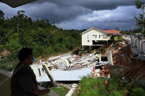 RUMAH RUNTUH