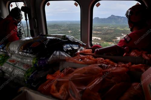 BANTUAN BEKALAN MAKANAN MELALUI UDARA