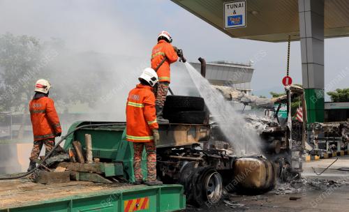 PK003_26022014_TERBAKAR