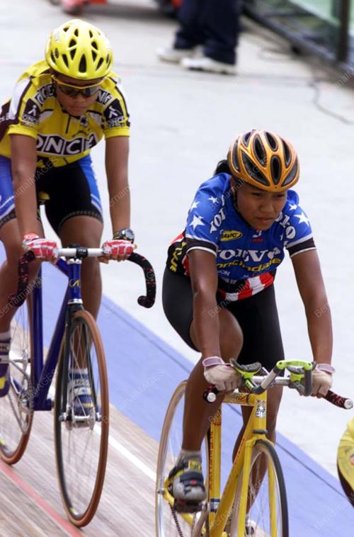 PK01-10_08_2000_MALAYSIA_women_12012016