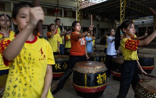 PEMAIN GENDANG CINA