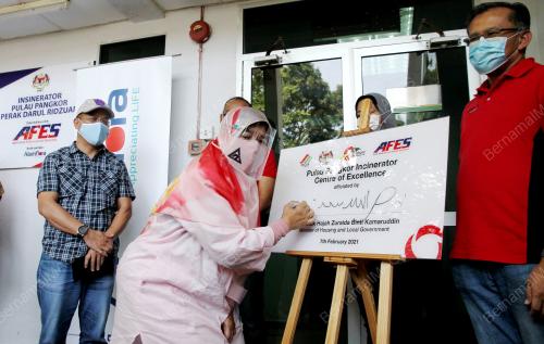 DATUK ZURAIDA KAMARUDDIN