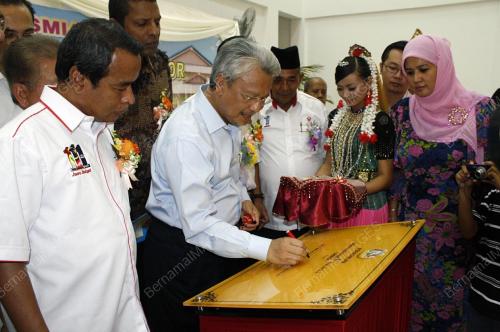 AHMAD HUSNI HANADZLAH