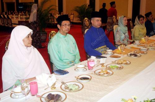 DR NAZRIN SHAH