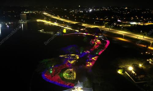 PESTA FLORA BERLAMPU DI SILVERLAKE VILLAGE OUTLET
