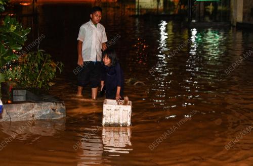 TINJAUAN KEJADIAN BANJIR KILAT