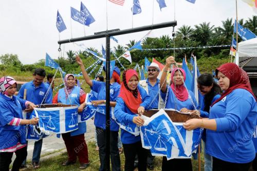 PK01_14042013_BENDERA