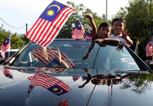 PENDUDUK PUNCAK MERU MENGIBARKAN JALUR GEMILANG