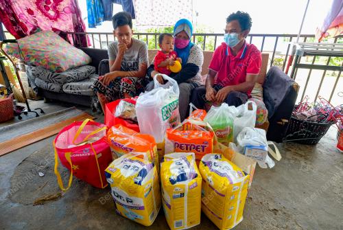 SEPASANG SUAMI ISTERI HILANG PUNCA PENDAPATAN SEJAK PKP