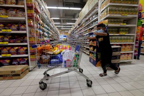 ORANG AWAM MEMBELI BARANGAN KEPERLUAN