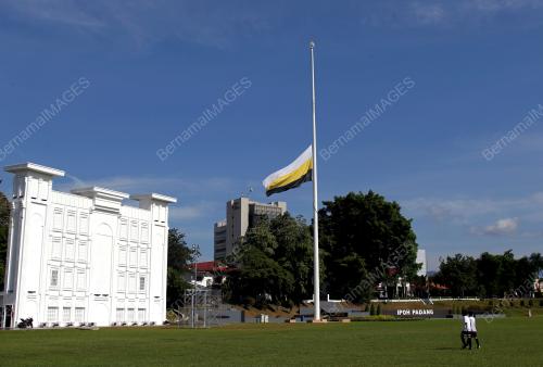 BENDERA PERAK SEPARUH TIANG