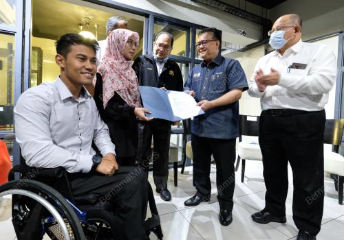 KPDNHEP TAWAR PEKERJAAN KEPADA WANITA YANG TULAR MENAIKI MOTOR