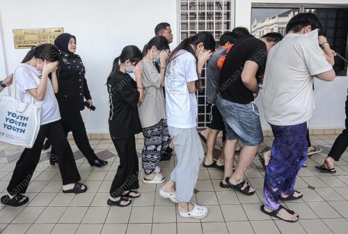 AKTIVITI MENAWARKAN PEKERJAAN TIDAK WUJUD