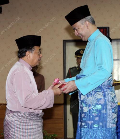 RAJA DR. NAZRIN SHAH