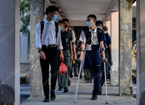 PELAJAR SEKOLAH MEMULAKAN SESI PERSEKOLAHAN