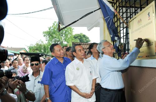 DATUK SERI HUSNI HANADZLAH