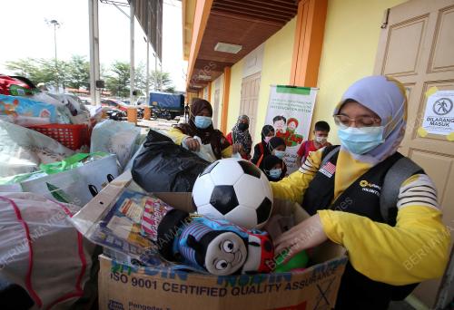 KAFFAH KIDS MENYAMPAIKAN SUMBANGAN PAKAIAN DAN MAINAN