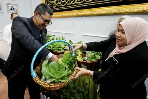 DATUK SERI AHMAD FAIZAL AZUMU