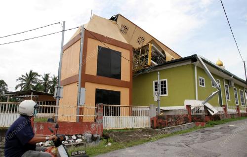 RUMAH ROSAK DILANDA RIBUT