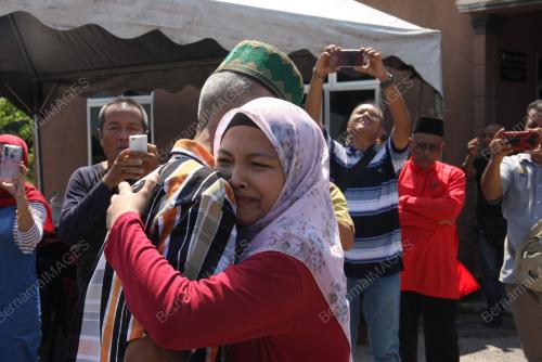 ANAK DAN BAPA BERTEMU 35 TAHUN