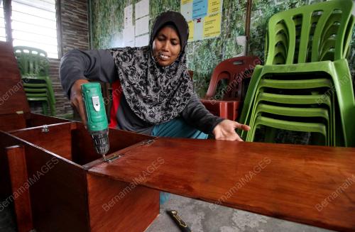 TUKANG KAYU WANITA MUSUKUBI SHAMSUDDIN