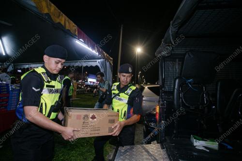 PEMERIKSAAN POLIS DI PREMIS PENJUALAN MERCUN DAN BUNGA API