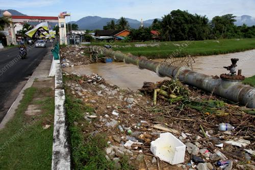 SAMPAH HANYUT DI SUNGAI PARI