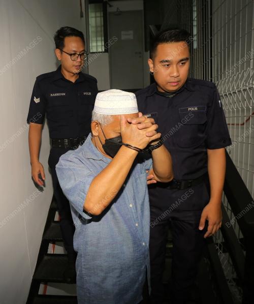 BEKAS KAKITANGAN PEJABAT TANAH DI DAKWA