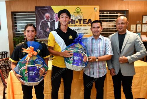 ATLET TENIS PERAK