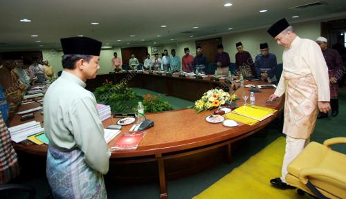 RAJA DR NAZRIN SHAH