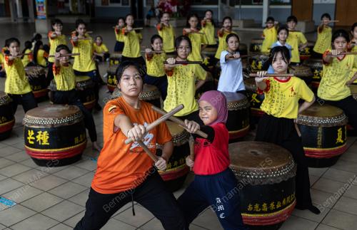 PEMAIN GENDANG CINA