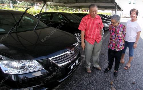 KERETA TOYOTA CAMRY