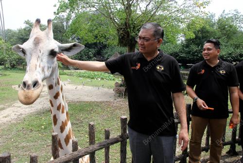 DATUK DR SHAMSUL ANUAR NASARAH