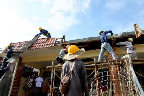 KERJA PEMBAIKAN RUMAH MANGSA RIBUT