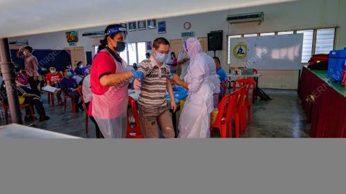 WARGA OKU TERIMA SUNTIKAN VAKSIN