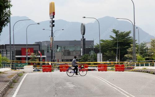 JALAN LAPANGAN TERBANG DITUTUP