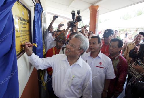 HUSNI HANADZLAH