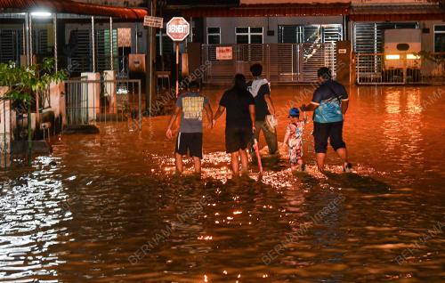 TINJAUAN KEJADIAN BANJIR KILAT