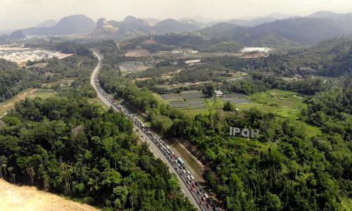 TINJAUAN ALIRAN TRAFIK PLUS DI PLAZA TOL GOPENG