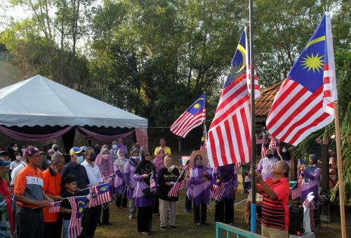 PENDUDUK PUNCAK MERU MENGIBARKAN JALUR GEMILANG