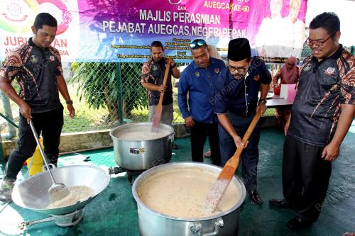 DATUK DR ADNAN MAT