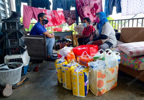 SEPASANG SUAMI ISTERI HILANG PUNCA PENDAPATAN SEJAK PKP