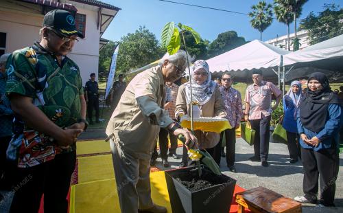 RAJA ISKANDAR DZURKARNAIN IDRIS SHAH