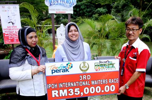 PK02_17042015_WAITERS_RACE
