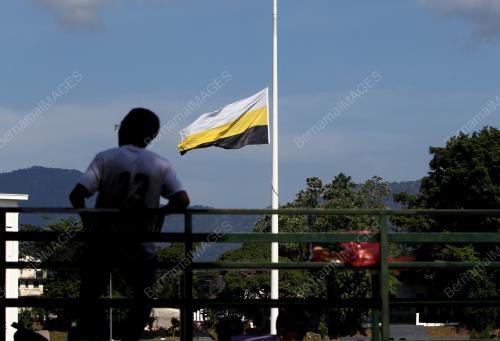 BENDERA PERAK SEPARUH TIANG