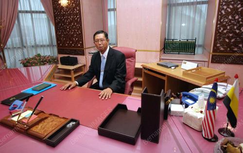 MOHD NIZAR JAMALUDDIN