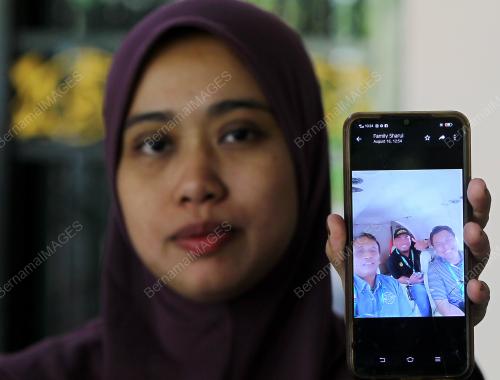 KELUARGA MANGSA PESAWAT TERHEMPAS